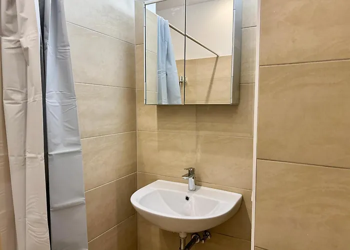 Spacious Stylish With Free Parking