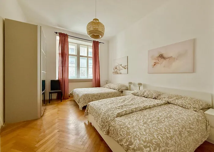 Spacious Stylish With Free Parking *
